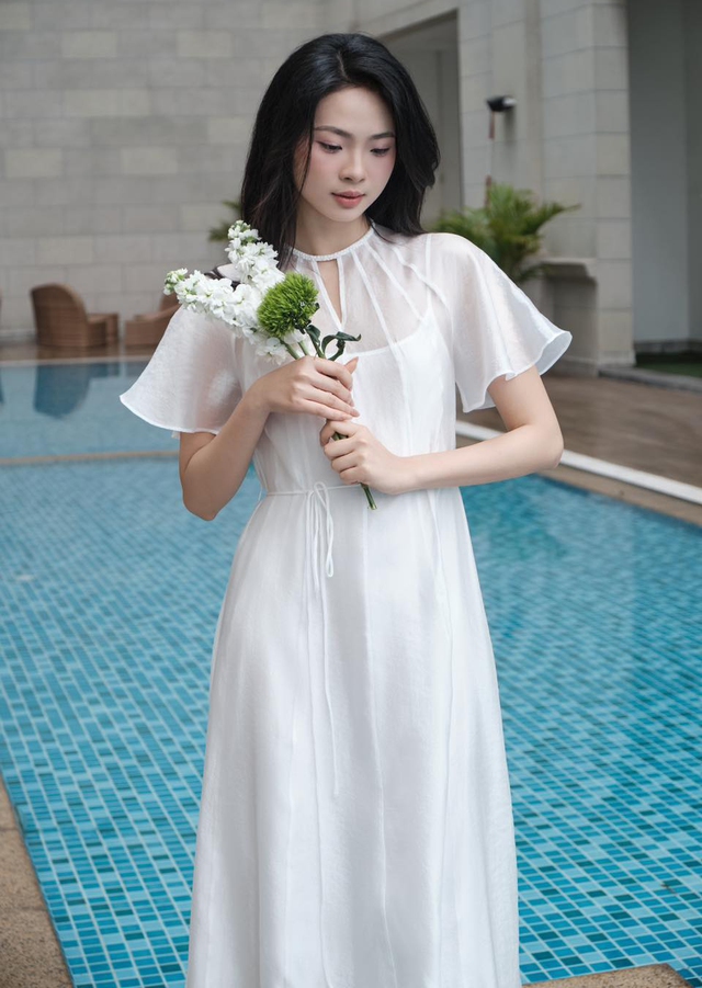 Diện váy trắng cho mùa hè đầy nắng- Ảnh 1. Diện váy trắng cho mùa hè đầy nắng- Ảnh 1.