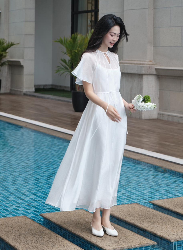 Diện váy trắng cho mùa hè đầy nắng- Ảnh 2. Diện váy trắng cho mùa hè đầy nắng- Ảnh 2.