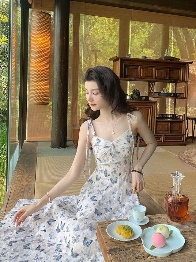 ‘Hô biến’ phong cách quyến rũ với váy hai dây- Ảnh 2. ‘Hô biến’ phong cách quyến rũ với váy hai dây- Ảnh 2.
