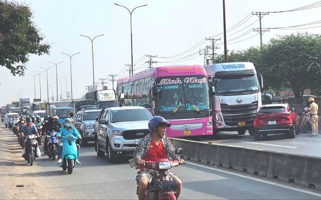 Ô tô 5 chỗ bị tông xoay ngang, đường Lê Đức Anh ùn xe nhiều km - Ảnh 1.