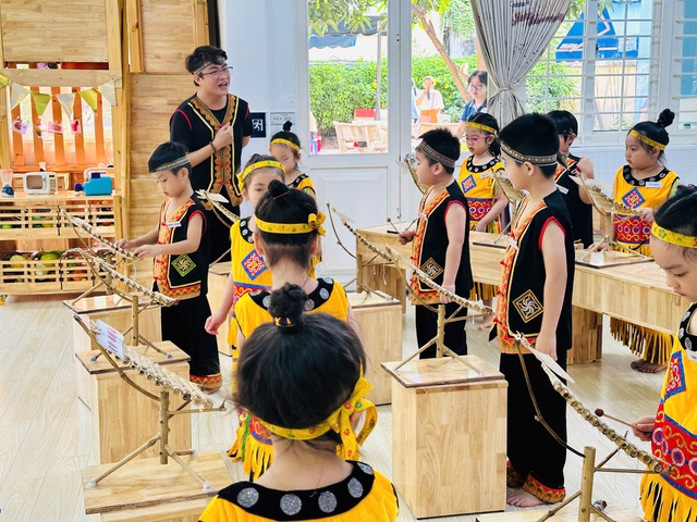 Thầy giáo dùng video Bắc Bling, đàn T'rưng để dạy về bình đẳng giới - Ảnh 2.