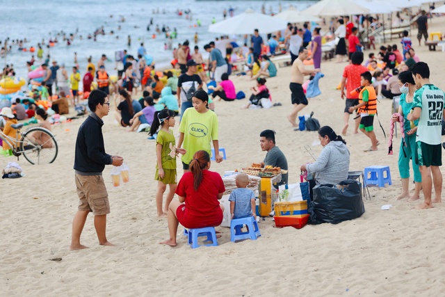 Cấm thả diều, đá bóng, ăn nhậu... ở công viên bờ biển Nha Trang - Ảnh 2.
