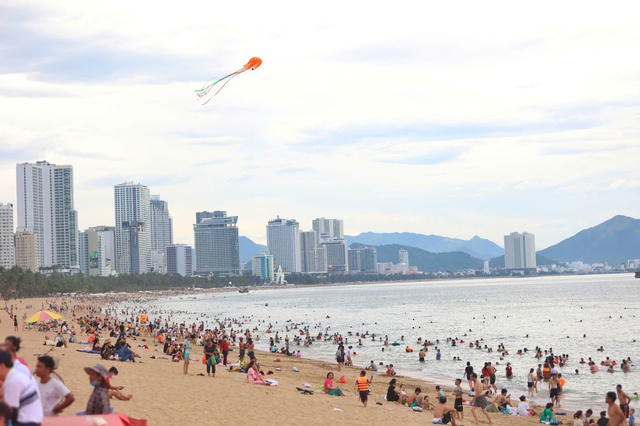 Cấm thả diều, đá bóng, ăn nhậu... ở công viên bờ biển Nha Trang - Ảnh 1.