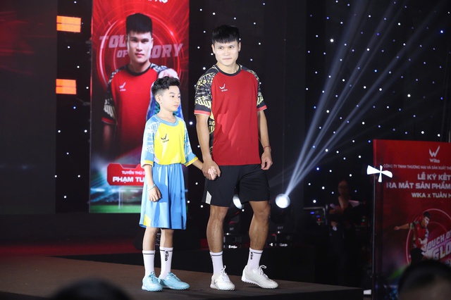 Tuyển thủ Phạm Tuấn Hải trở th&agrave;nh đại sứ của thương hiệu thể thao Việt- Ảnh 3.