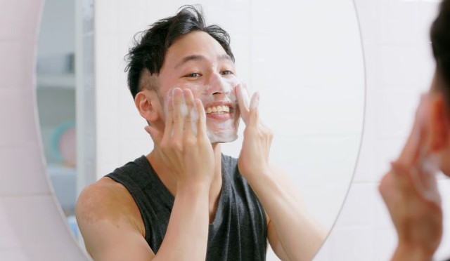 Top 10 sữa rửa mặt cho nam, kh&ocirc;ng thể thiếu 'si&ecirc;u phẩm' l&agrave;m sạch bụi mịn PM2.5 - Ảnh 1.