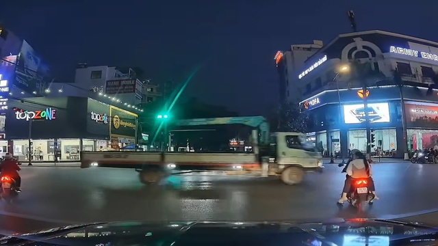 Xe cẩu vượt đèn đỏ, suýt gây tai nạn trên phố - Ảnh 1.