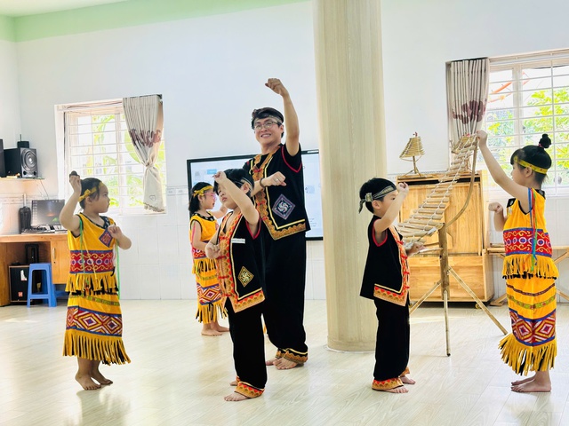 Thầy giáo dùng video Bắc Bling, đàn T'rưng để dạy về bình đẳng giới - Ảnh 3.