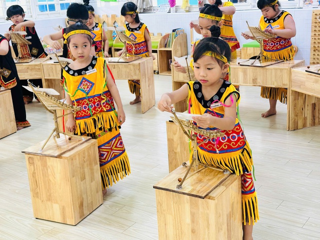 Thầy giáo dùng video Bắc Bling, đàn T'rưng để dạy về bình đẳng giới - Ảnh 4.
