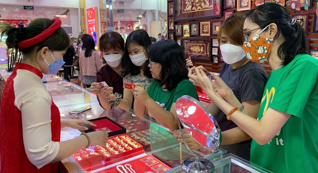 'Xuống tiền mua vàng lúc này rất dễ đu đỉnh tạm thời'- Ảnh 2. 'Xuống tiền mua vàng lúc này rất dễ đu đỉnh tạm thời'- Ảnh 2.