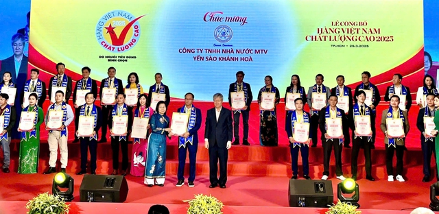 Yến s&agrave;o Kh&aacute;nh H&ograve;a - 16 năm li&ecirc;n tiếp nhận danh hiệu h&agrave;ng VN chất lượng cao- Ảnh 1.