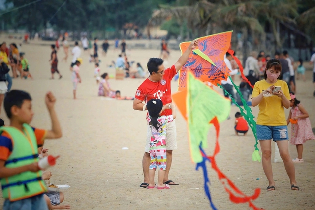 Bãi biển Nha Trang sẽ cấm thả diều, động vật tắm chung với người- Ảnh 1. Bãi biển Nha Trang sẽ cấm thả diều, động vật tắm chung với người- Ảnh 1.