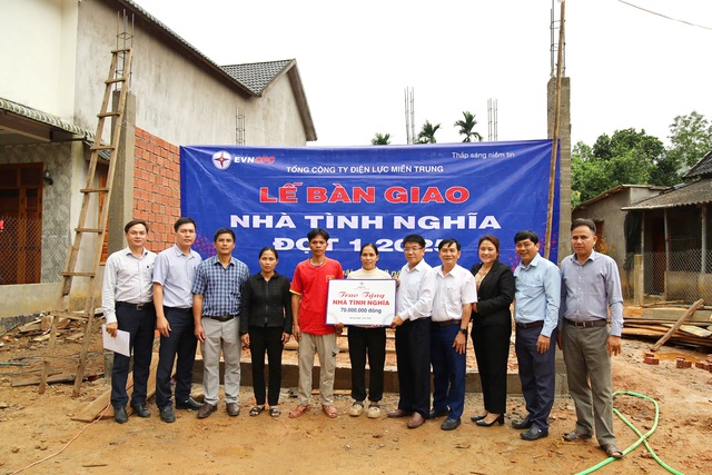 PC Quảng Ngãi khởi công xây dựng nhà tình nghĩa cho 5 gia đình nghèo - Ảnh 1.