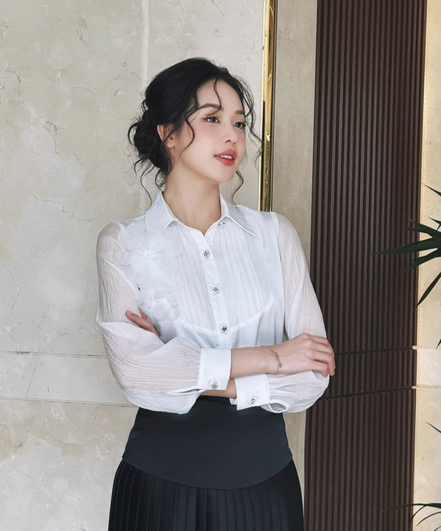Áo sơ mi trắng cách điệu giúp nàng nâng tầm phong cách công sở mùa hè- Ảnh 4.