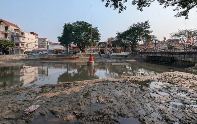 Nước s&ocirc;ng thủ đ&ocirc; &ocirc; nhiễm, lễ hội bơi Đăm bị 'đe dọa'- Ảnh 1.