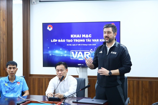 Bóng đá Việt Nam nâng cấp VAR: Giảng viên FIFA xuất hiện, nói điều bất ngờ - Ảnh 5. Bóng đá Việt Nam nâng cấp VAR: Giảng viên FIFA xuất hiện, nói điều bất ngờ - Ảnh 5.