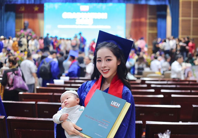 Nữ tân cử nhân ẵm con gái 2 tháng tuổi lên nhận bằng tốt nghiệp loại giỏi - Ảnh 1.