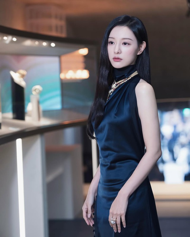 Kim Ji Won 'chạm trán' công chúa Kpop, ai mới là nữ hoàng thảm đỏ? - Ảnh 2.