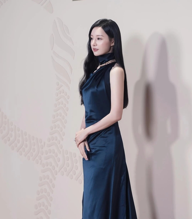 Kim Ji Won 'chạm trán' công chúa Kpop, ai mới là nữ hoàng thảm đỏ? - Ảnh 4.
