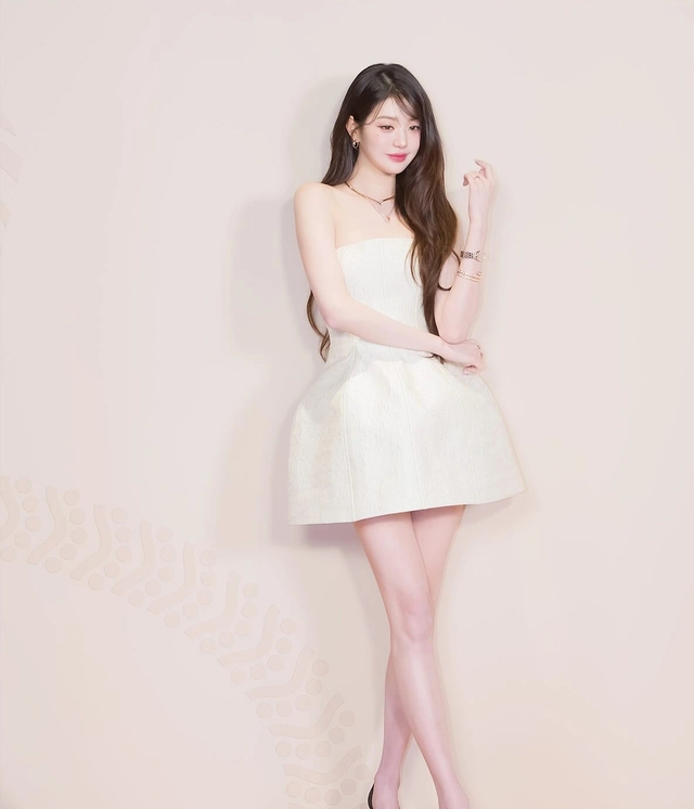 Kim Ji Won 'chạm trán' công chúa Kpop, ai mới là nữ hoàng thảm đỏ? - Ảnh 3.