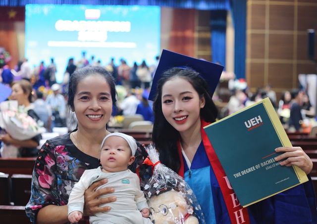 Nữ tân cử nhân ẵm con gái 2 tháng tuổi lên nhận bằng tốt nghiệp loại giỏi - Ảnh 5.