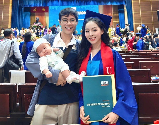Nữ tân cử nhân ẵm con gái 2 tháng tuổi lên nhận bằng tốt nghiệp loại giỏi - Ảnh 4.