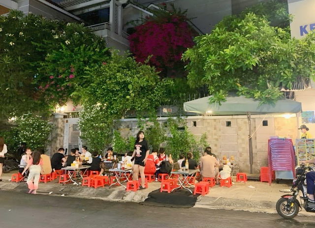 Những nguy cơ tiềm ẩn từ món ăn vặt yêu thích của người trẻ  - Ảnh 1.