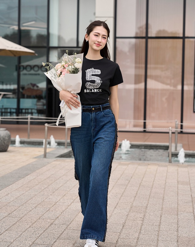 Từ cổ điển đến hiện đại, denim 'cân' mọi cá tính thời trang- Ảnh 1.