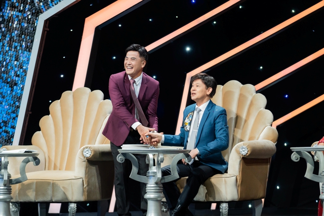 Showbiz 28.3: Hôn nhân của Tiết Cương và vợ trẻ; Thái Châu nhắc về 'vua nhạc sến' - Ảnh 3.