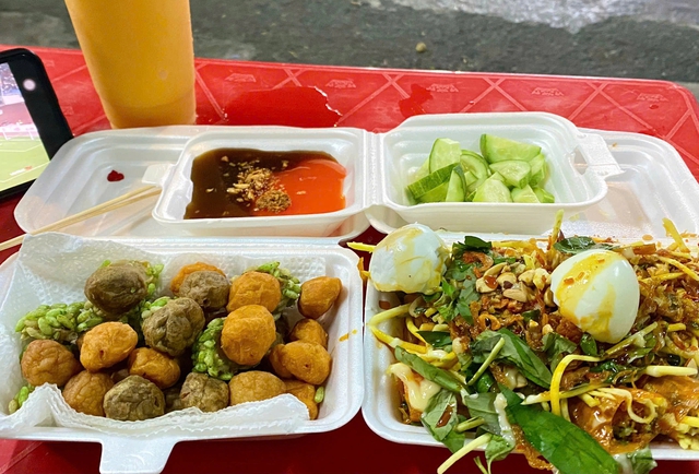 Những nguy cơ tiềm ẩn từ món ăn vặt yêu thích của người trẻ  - Ảnh 2.