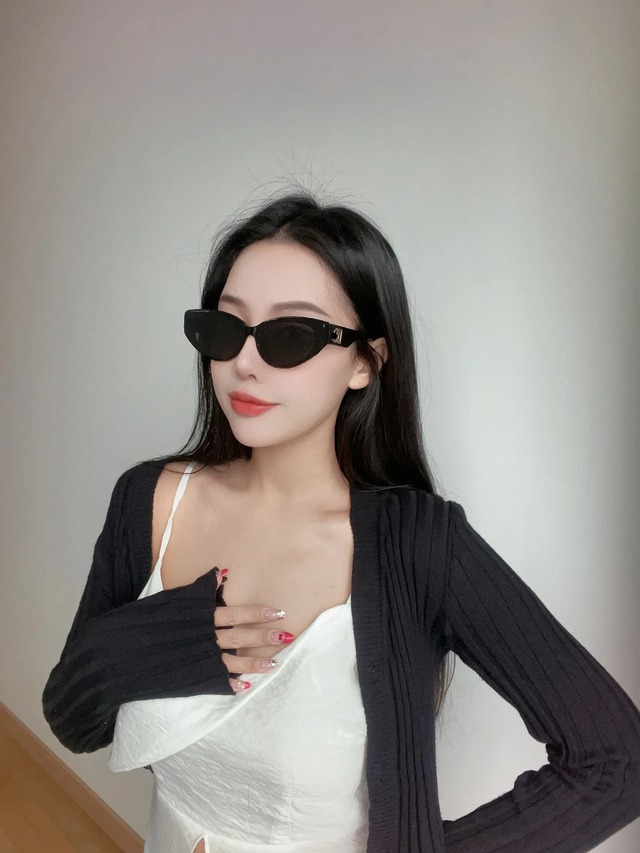 Cháy hết mình với các mẫu kính mát ngày hè sành điệu- Ảnh 2.