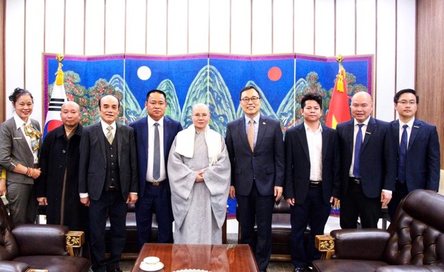 Chung dòng máu Lạc Hồng: Ni sư vì hòa bình- Ảnh 1. Chung dòng máu Lạc Hồng: Ni sư vì hòa bình- Ảnh 1.