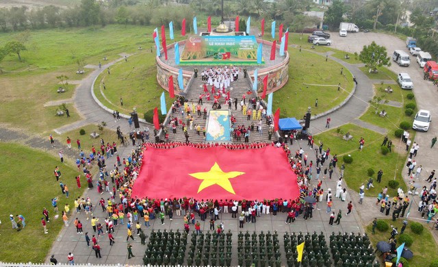 Sao điền kinh Việt Nam dâng trào cảm xúc tại lễ thượng cờ giải Tiền Phong Marathon- Ảnh 1.