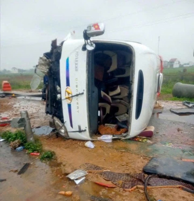 Xe chở học sinh lật trên cao tốc, 2 người bị thương- Ảnh 2. Xe chở học sinh lật trên cao tốc, 2 người bị thương- Ảnh 2.