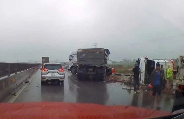 Xe chở học sinh lật trên cao tốc, 2 người bị thương- Ảnh 1. Xe chở học sinh lật trên cao tốc, 2 người bị thương- Ảnh 1.