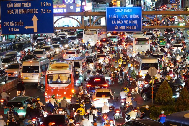 Làm ngày không đủ, tranh thủ làm đêm - Ảnh 3.