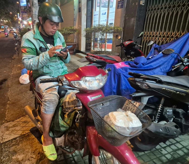 Làm ngày không đủ, tranh thủ làm đêm - Ảnh 1.