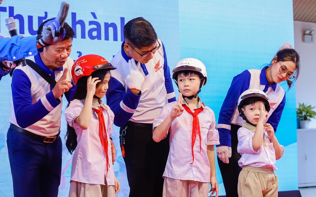 Hơn 1,7 triệu mũ bảo hiểm Honda tiếp tục đến với học sinh lớp một - Ảnh 2.