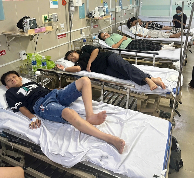 TP.HCM: Nhiều học sinh Trường THCS T&acirc;n T&uacute;c H.B&igrave;nh Ch&aacute;nh nhập viện nghi ngộ độc thực phẩm - Ảnh 2.