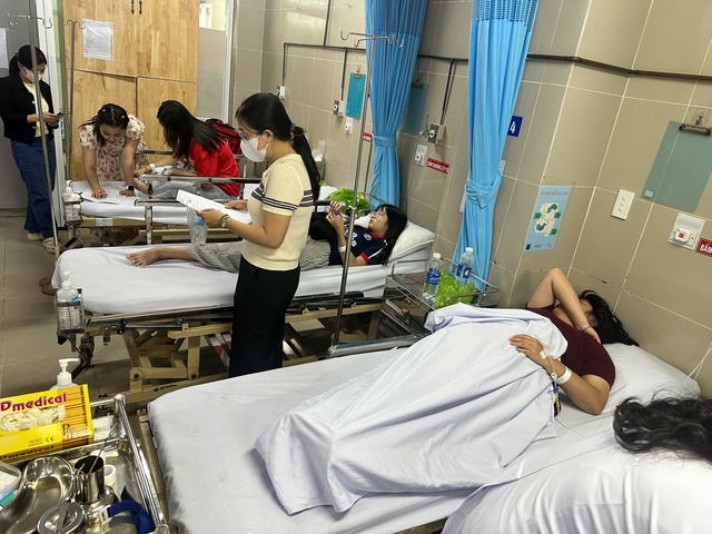 TP.HCM: Nhiều học sinh Trường THCS T&acirc;n T&uacute;c H.B&igrave;nh Ch&aacute;nh nhập viện nghi ngộ độc thực phẩm - Ảnh 3.