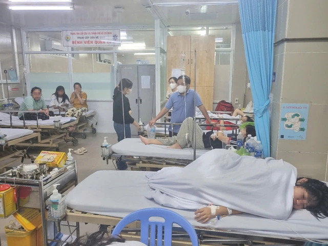 TP.HCM: Nhiều học sinh Trường THCS T&acirc;n T&uacute;c H.B&igrave;nh Ch&aacute;nh nhập viện nghi ngộ độc thực phẩm - Ảnh 1.