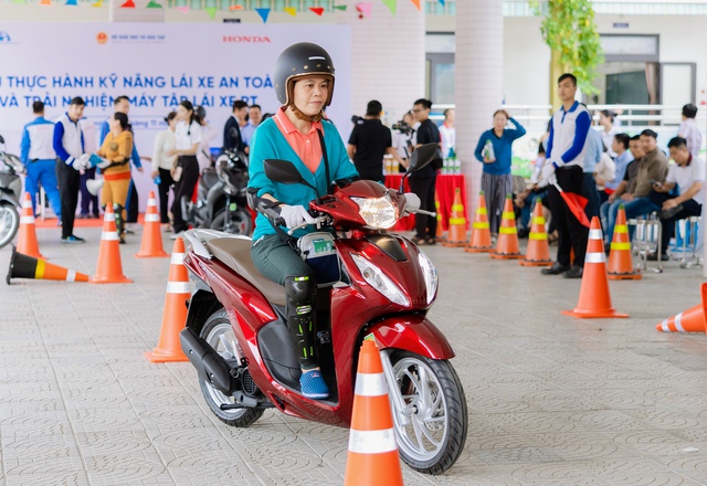 Hơn 1,7 triệu mũ bảo hiểm Honda tiếp tục đến với học sinh lớp một - Ảnh 4.