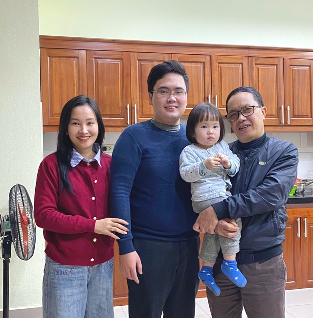 'Bố chồng của năm' dậy sớm nấu cơm cho con dâu mang đi làm- Ảnh 2.