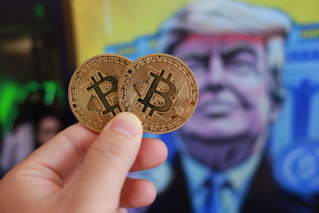 Tổng thống Mỹ Donald Trump kiếm lời 2,4 tỉ USD từ tiền số - Ảnh 1.