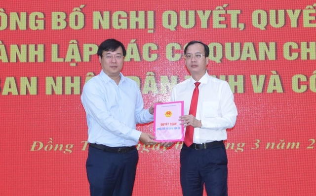 Trao quyết định quyền Chủ tịch UBND tỉnh Đồng Tháp cho ông Trần Trí Quang - Ảnh 1.