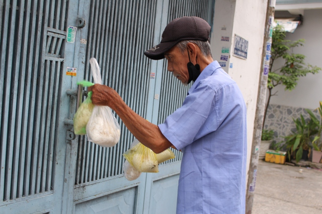 Tuổi già mưu sinh: Xin giúp ông Hoàng gom cơm nguội kiếm sống- Ảnh 2.