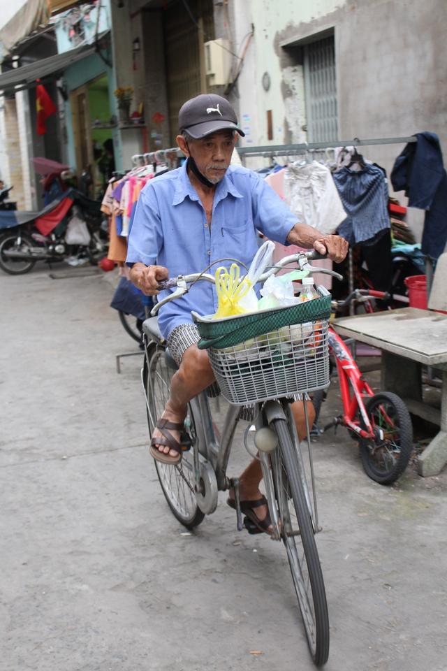 Tuổi già mưu sinh: Xin giúp ông Hoàng gom cơm nguội kiếm sống- Ảnh 4.