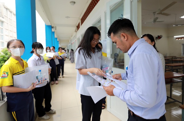 Tuyển sinh 2025: Quy đổi tương đương điểm trúng tuyển để đảm bảo công bằng- Ảnh 2.
