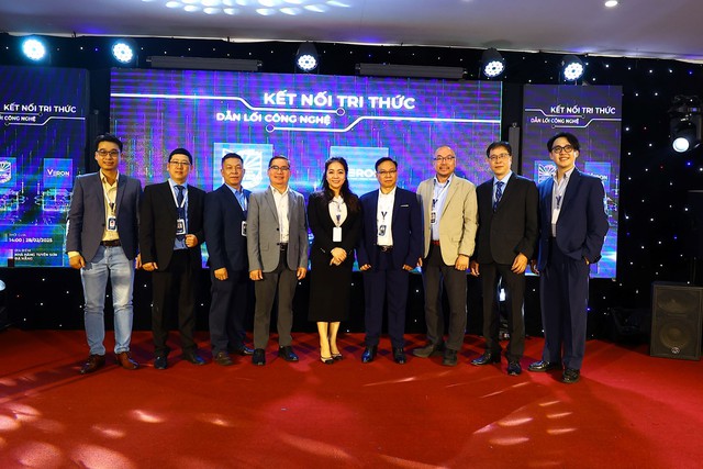Veron Group signed a high-tech training cooperation agreement with Dong Phuong College - Photo 2.