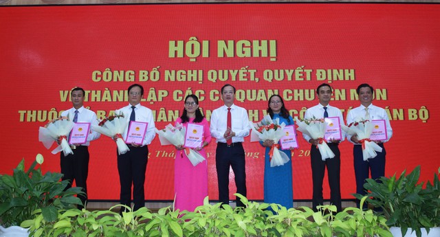 Trao quyết định quyền Chủ tịch UBND tỉnh Đồng Tháp cho ông Trần Trí Quang - Ảnh 3.