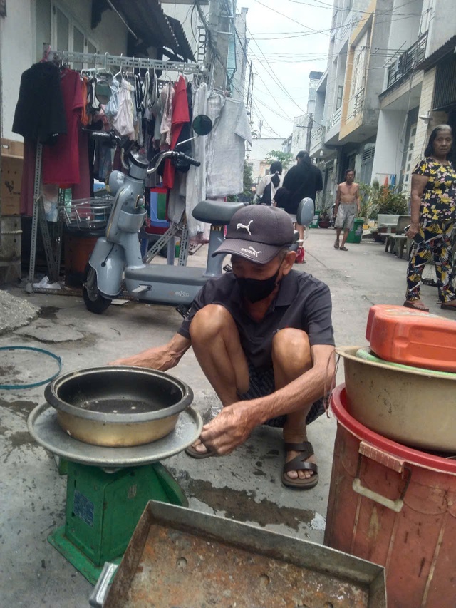Tuổi già mưu sinh: Xin giúp ông Hoàng gom cơm nguội kiếm sống- Ảnh 1.
